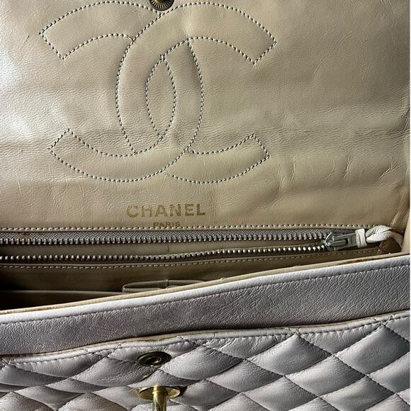 Chanel Classic Flap Bag - Picture 4 of 10